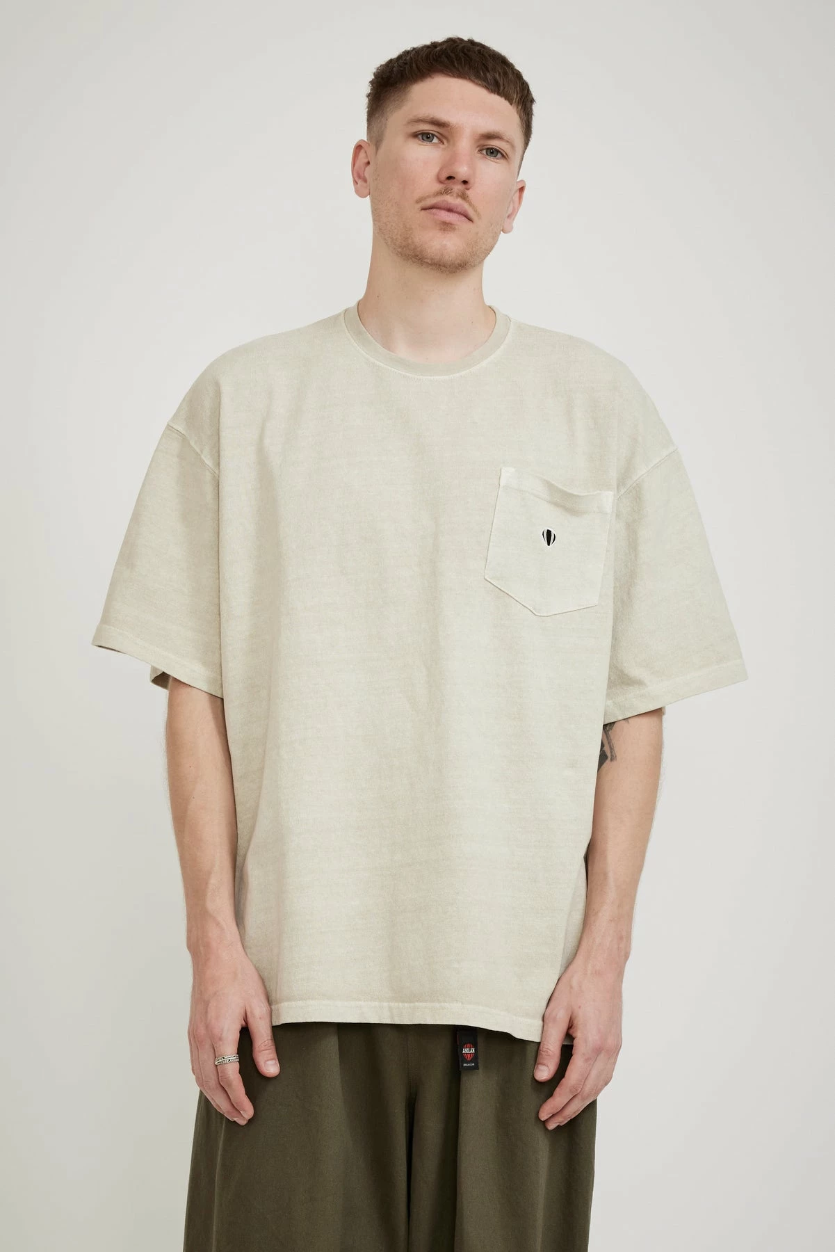 Pigment Wappen Pocket Half Tee Beige