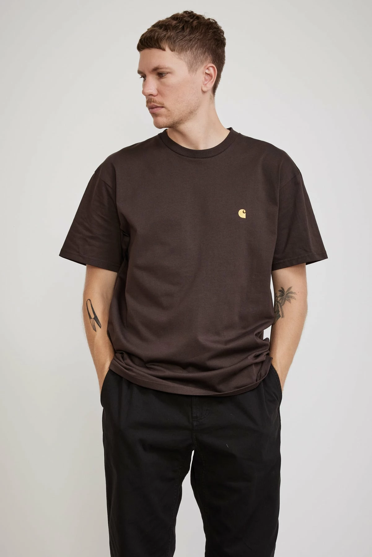 S/S Chase Tee Dark Umber / Gold